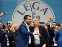 Matteo Salvini e Marine Le Pen durante la manifestazione dei sovrtanisti a Milano (ANSA)