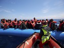 Migranti soccorsi in mare (ANSA)