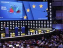 Una prima proiezione dei seggi all'Europarlamento proiettata in uno studio a Bruxelles (ANSA)