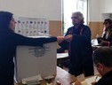 Beppe Grillo al seggio per le elezioni europee (ANSA)