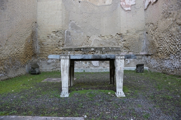 La mensa marmorea di Ercolano © ANSA