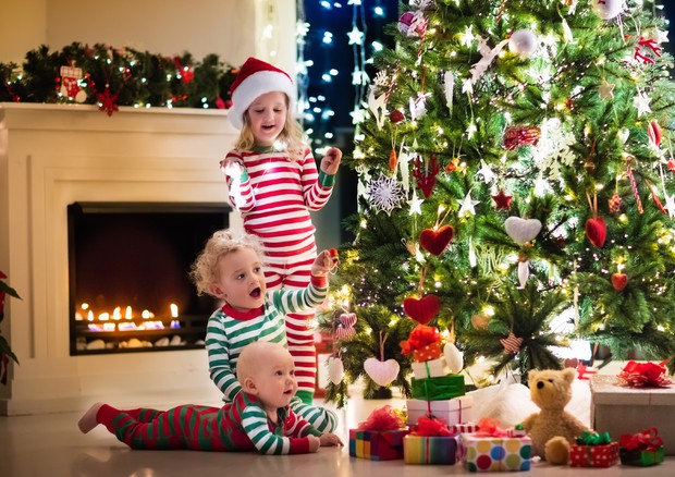 Natale, regalare pochi giochi ai bambini favorisce il loro sviluppo © Ansa