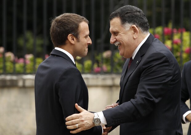 Emmanuel Macron con Fayez al Sarraj - foto d'archivio © EPA