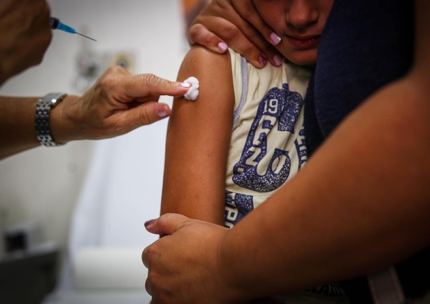 Un bambino viene vaccinato © ANSA