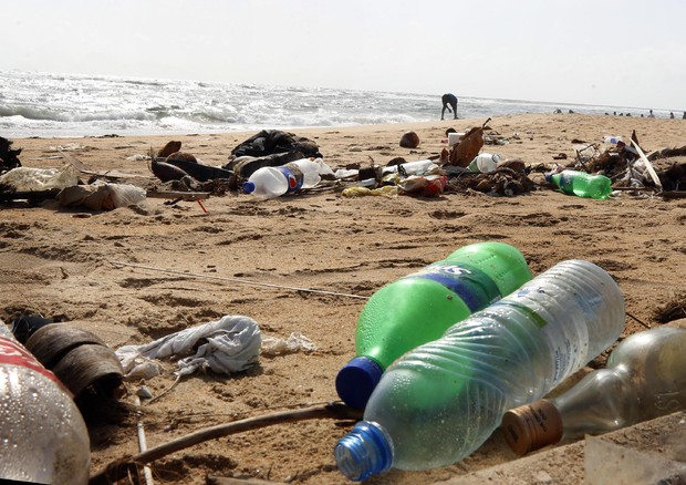 Arrivano flaconi da plastica trovata in mare o sulle spiagge (ANSA)