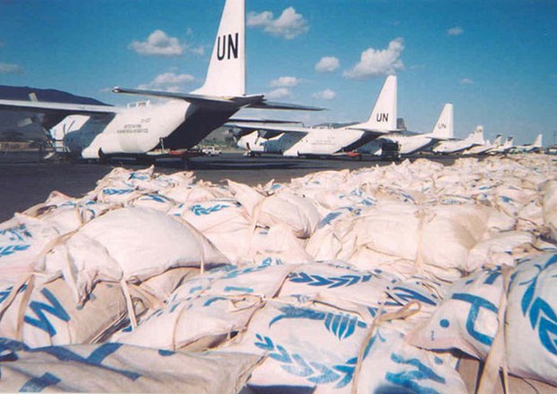 Sacchi contenenti cibo, farmaci e vestiti del World Food Program all'aeroporto di Lokichokio, in Kenya (fonte: http://www.state.gov/r/pa/ei/pix/b/37527.htm) © Ansa
