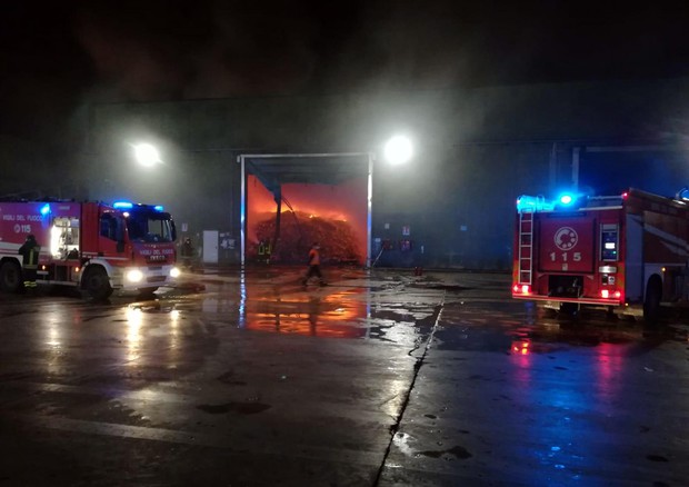 Incendio in impianto trattamento rifiuti nel Casertano © ANSA