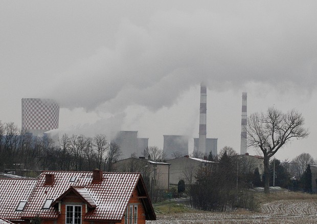 Colonne di fumo dalle ciminiere della centrale elettrica a Bedzin, vicino a Katowice, nel sud della Polonia  (ANSA/AP Photo/Czarek Sokolowski) © AP