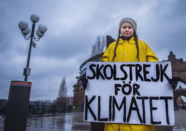 La quindicenne Greta Thunberg durante la sua protesta del venerdì sui cambiamenti climatici © EPA