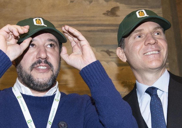 Salvini indossa cappellino Confagricoltura donato dal presidente Giansanti © ANSA