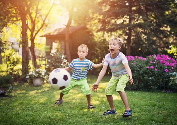 Giocare con la palla rafforza le ossa dei bambini © Ansa
