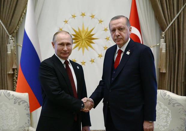 Vladimir Putin (s) stringe la mano a Recep Tayyip Erdogan © EPA