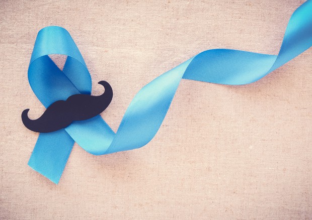 Il nastro blu, simbolo della lotta al cancro alla prostata © Ansa