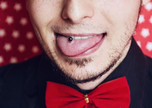 Ragazzo con il piercing alla lingua © Ansa
