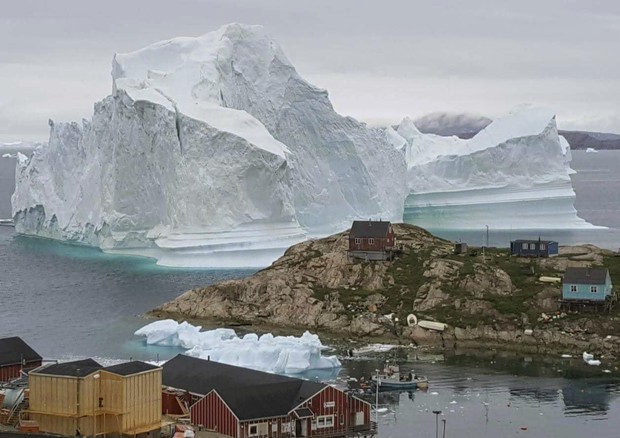 Iceberg gigante si arena a ridosso villaggio Groenlandia © AP