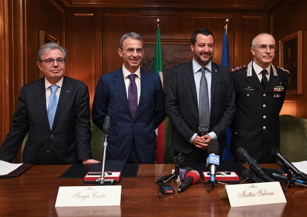 Da sinistra: il prefetto dei VVF Bruno Frattasi, il ministro dell'Ambiente Sergio Costa, il ministro  dell'Interno Matteo Salvini e il Comandante Generale dell'Arma dei Carabinieri Giovanni Nistri © ANSA
