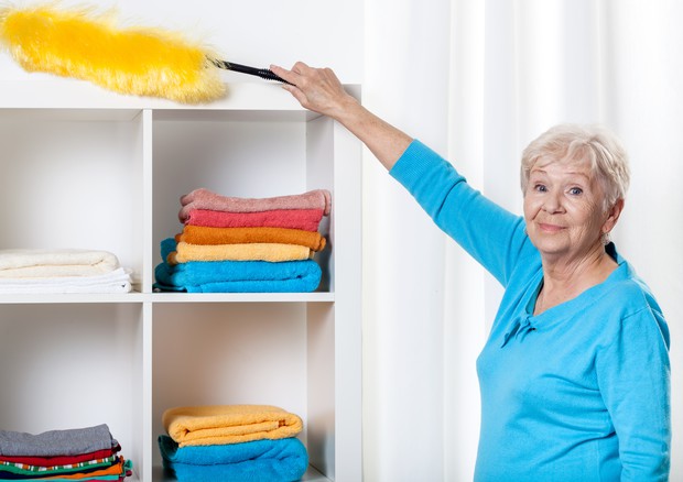 Negli anziani anche i lavori in casa proteggono il cervello © Ansa