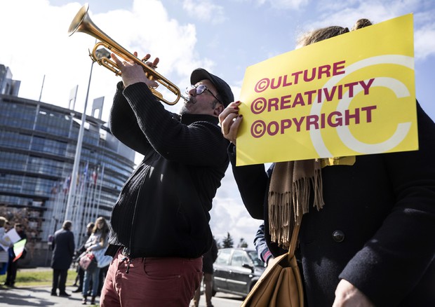 Sostenitori della riforma sul copyright fuori dal parlamento Ue © AP
