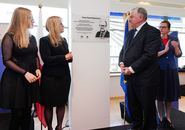 Il momento della cerimonia in cui è stato scoperta la targa commemorativa di Pawel Adamowicz - fonte: CdR © Ansa