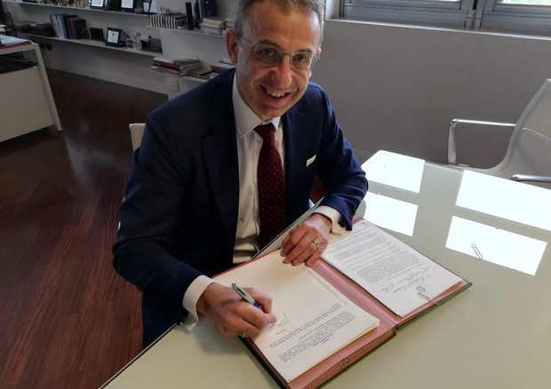 Rifiuti, Costa firma il decreto per il riciclo dei pannolini © ANSA