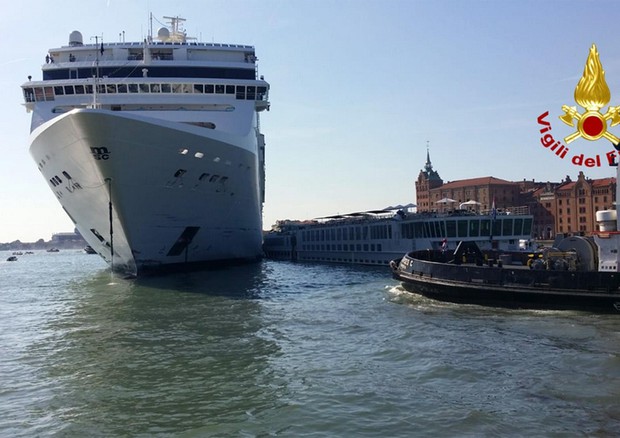 Incidente tra nave crociera e battello a Venezia © ANSA