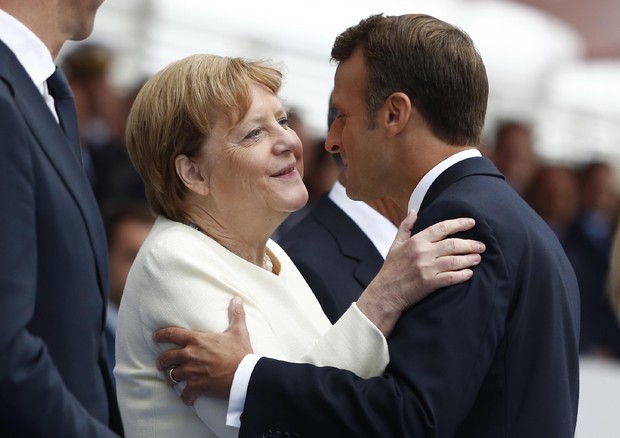Macron riceve 11 leader Ue per Difesa europea © EPA