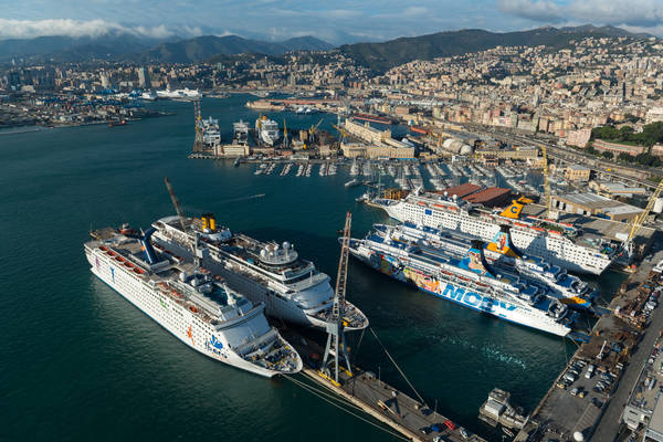 Una immagine del porto di Genova