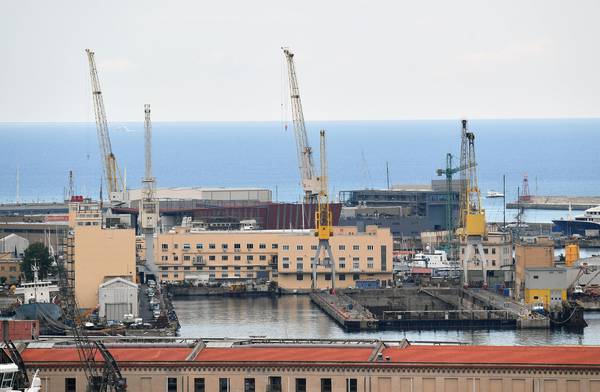 Cargo con armi: a Genova imbarcherà materiale civile