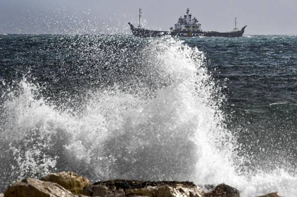 Maltempo:vento golfo Napoli traghetto urta molo