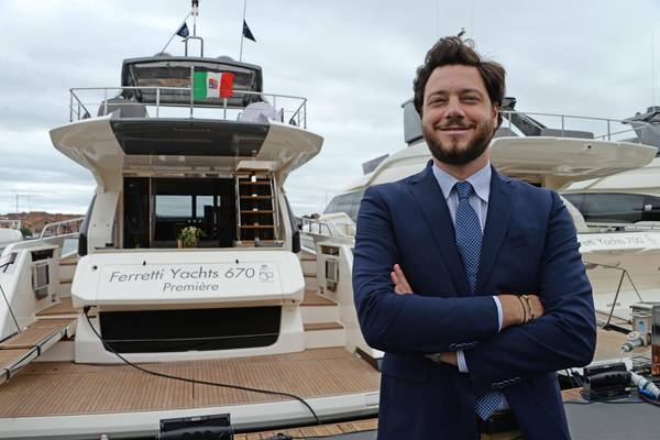 Stefano De Vico, direttore commerciale della Ferretti Yachts, posa vicino al  670, nuova produzione del brand.