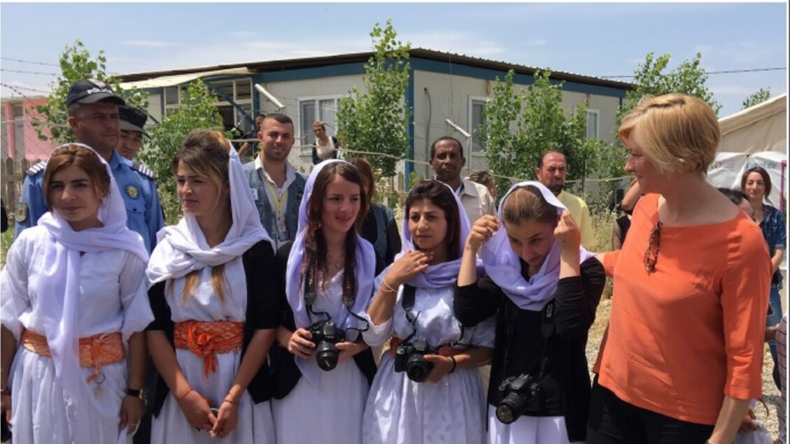 Il ministro della Difesa. Roberta Pinotti, con le giovani donne durante la sua visita al Campo di Khanke