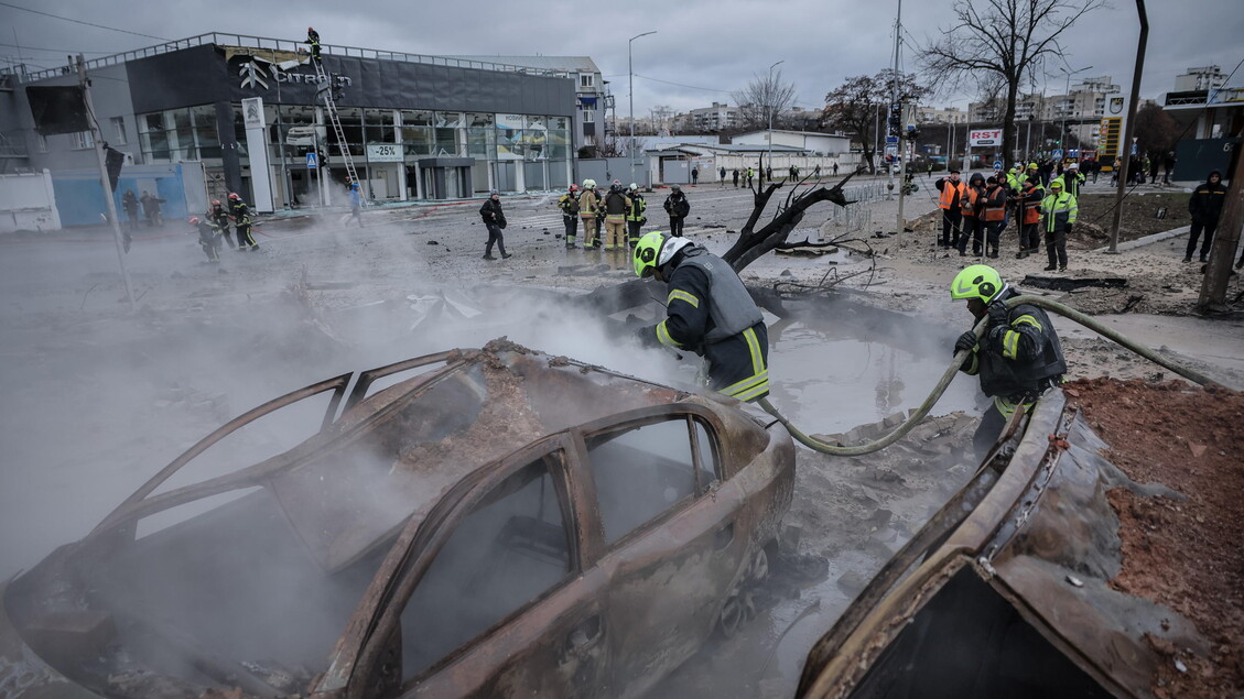 Vigili del Fuoco al lavoro a Kiev, 2 Gennaio 2024 © ANSA/EPA