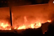 Incendio a Milano, in fiamme un capannone di rifiuti