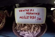 Manovra: 'manina' diventa gadget in strada presepi a Napoli