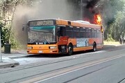 Autobus in fiamme a Milano