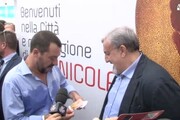 Emiliano presenta 'San Nicola' a Salvini. Lui, ho il santino
