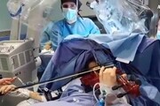 Operata di tumore al cervello mentre suona il violino