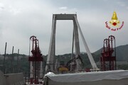 Rimozione bandiera San Giorgio da pila 11 Ponte Morandi