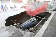 Auto inghiottita da una voragine dopo temporale a Genova