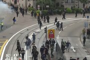 Hong Kong, poliziotti feriti negli scontri con i manifestanti