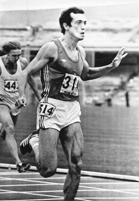 Pietro Mennea taglia la linea di traguardo dei 200 metri con il tempo record di 19''72 durante le  Universiadi a Citta' del Messico il 12 settembre 1979 © ANSA
