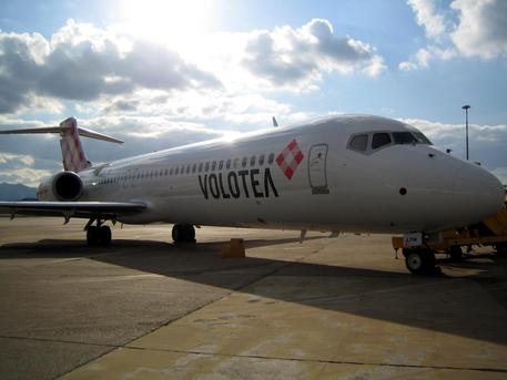 Un aereo della compagnia Volotea all'aeroporto di Genova © ANSA