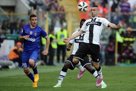 Ghezzal (d) con la maglia del Parma nel 2015 © ANSA