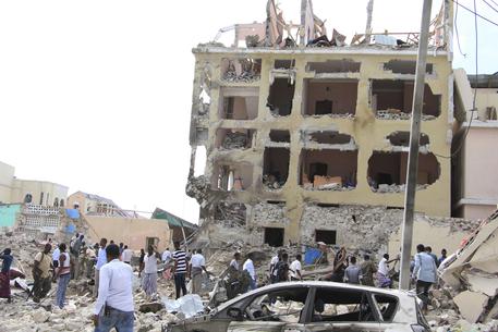 Devastazione causata da autobomba a Mogadiscio in una foto di archivio © AP