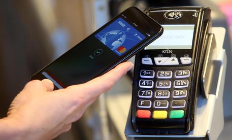 Arriva in Italia Apple Pay, l'iPhone diventa un portafoglio © ANSA