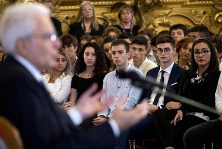 Il presidente della Repubblica Sergio Mattarella in occasione dell'incontro con alcune scolaresche  delle Scuole Secondarie di II grado © ANSA