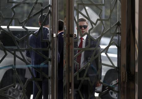 Una guardia all'entrata del segretario di Stato Mike Pompeo © AP