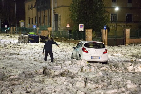 Via Prenestina angolo Palmiro Togliatti a Roma. La grandine sul manto stradale impedisce la circolazione  delle vetture creando un effetto neve ANSA/MASSIMO PERCOSSI © ANSA