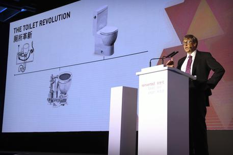 Bill Gates e la toilette del futuro, salverà milioni persone © AP