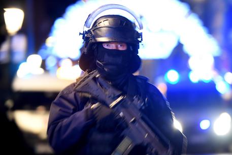 Un poliziotto vicino al mercato di Natale a Strasburgo © EPA